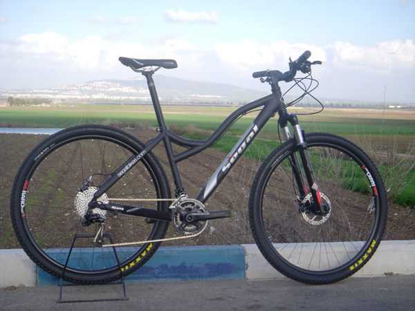 אופני סגל 2012. שלדת מגנזיום מעודכנת, מכללי SRAM, בולם ROCKSHOX ומעצורים פורמולה - ואפשרויות אינסוף להתאמה אישית. צילום: SEGALBIKES