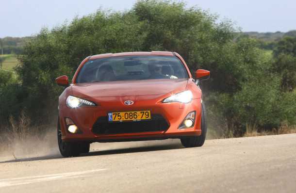 טויוטה GT86 במבחן דרכים. מי שאומר שחסר לה מפספס. קטנה, קלה וממוקדת ה-GT86 מזקקת את המהות של מה שעושה מכונית ספורט. צילום: פז בר