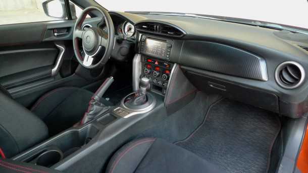טויוטה GT86 במבחן דרכים. לישראל מגיעה ה-GT86 עם מפרט איבזור מלא הכולל מולטמדיה, מחשב דרך פנסי קסנון ועוד - לא בטוח שצריך את הכל ובכל זאת. צילום: פז בר