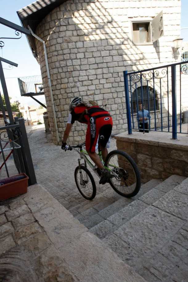 טיול אופניים בצפת. ניווט חופשי במדרגות העיר העתיקה חושף שכיות חמדה מאחרי כל עיקול ובתחתית כל גרם מדרגות. צילום: פז בר