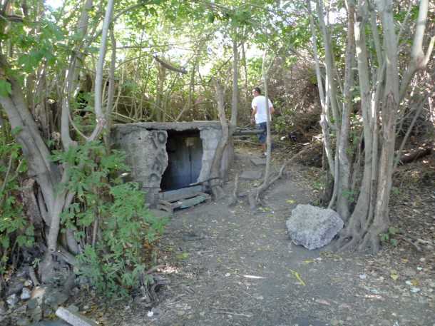 עין עזי. מבנה בטון קטן מסתיר באר עם מים צלולים ומזמינים. צילום: פז בר