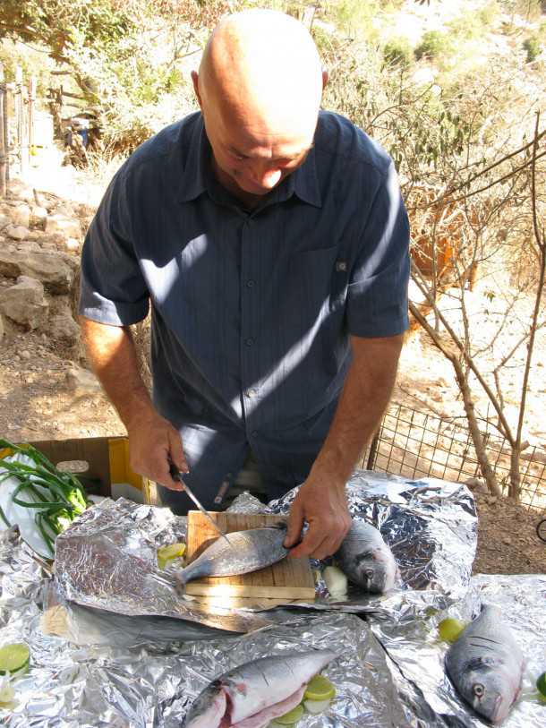 דגים מתבשלים בהרים. מתכון של צחי בוקששתר לדגי-ים במדורה. צילום: רוני נאק