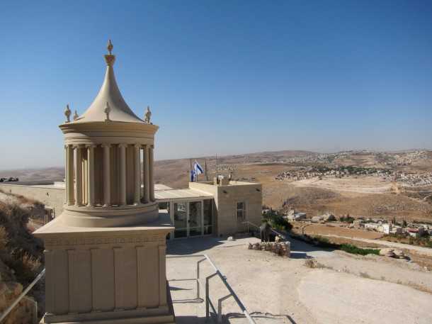 שחזור קבר הורדוס על שיפולי הרודיון. ברקע תקוע. הונדה אינטגרה ו-ב.מ.וו F800GS בחניה. צילום: פז בר