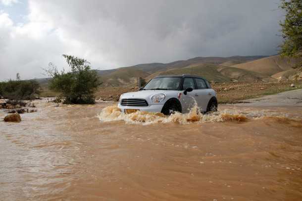 מבחן רכב מיני קאנטרימן קופר ספייס. הרפתקאות בבקעה. נחל פצאל עולה על גדותיו, ענן סערה מאחוריו, מיני קאנטרימן חוצה כמו גיבור. צילום: פז בר