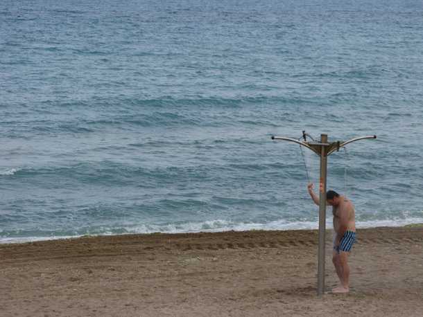 איפה הילד? הטיילת בתל ברוך משקיפה לנוף פאסטורלי ולילידים ואורחות החיזור שלהם. צילום: רוני נאק