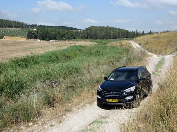 טיול שטח יהלומים בעמק יזרעאל עם יונדאי סנטה פה. גלעד מאחורינו נחל תנינים לפנינו - על השביל הכחול. צילום: רוני נאק