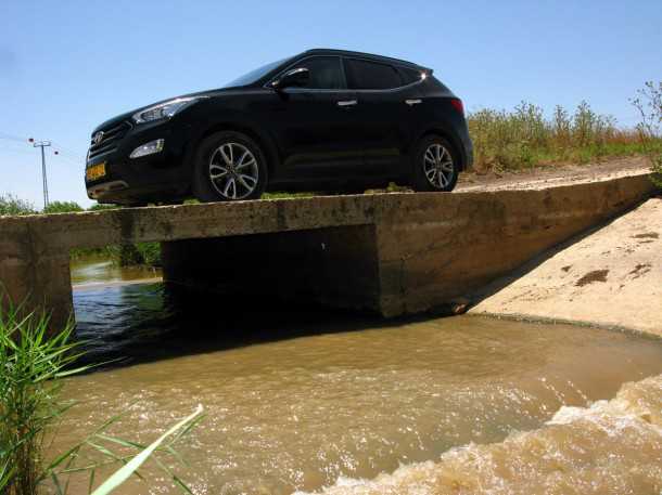 טיול שטח יהלומים בעמק יזרעאל עם יונדאי סנטה פה. מימיו החומים והריחניים של הקישון מסתירים אוצרות? הרבי מילובביץ חשב שכן. צילום: רוני נאק