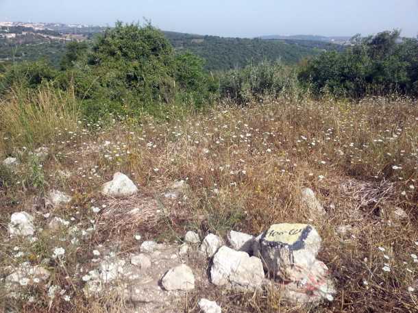 טיול אופני הרים בסינגלים של אהוד אפרתי ז"ל. המבוי סתום של חירבת סוירה. מצודה מהתקופה הישראלית. תחת אבני הנ"צ תגלו פתקים של ניווטים מהלילות האחרונים - חמוד. צילום: רוני נאק