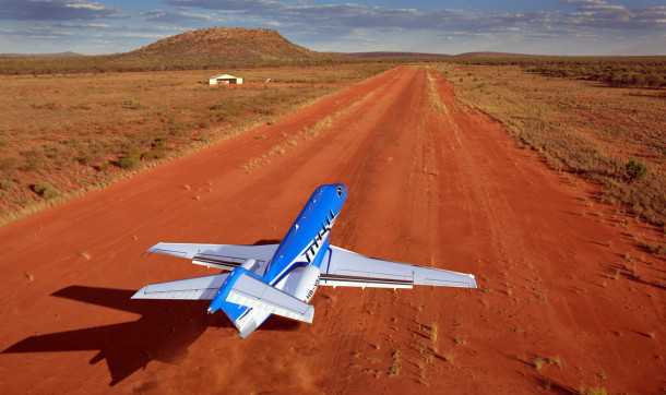 פילאטוס PC-24 נוחת בשטח. עם יכולת ייחודית לנחות ולהמריא במרחקים קצרים ועל מסלולים כמו זה, נפתחים בפני בעלין העתידיים עשרות אלפי מנחתים ברחבי העולם - חלומו של כל סוחר נשק...צילום: פילאטוס