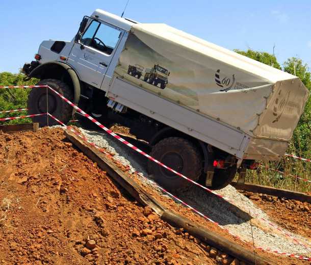 מרצדס יונימוג בישראל. אין כביש? אין בעיות! מערכת הנעה מופלאה, זוויות מרכב מתירניות ומהלך מתלים הנהנה גם מגמישות נדירה של השלדה - מתכון מעורר תאבון אצל כל עכבר שטח. צילום: רמי גלבוע