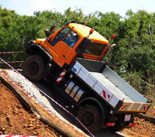 מרצדס יונימוג בישראל. שני דגמים, ועשרות אם לא מאות אפליקציות אפשריות, מקציצת עשב בשולי הכבישים ועד חריש, כיבוי אש וכמובן מסעות שטח. צילום: רמי גלבוע