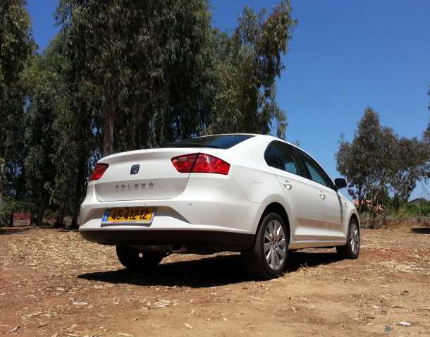 בייקמוביל. מבחן רכב סיאט טולדו. זה הצד העסקי של טולדו. דלת תא המטען נפתחת יחד עם השמשה האחורית. צילום: רוני נאק בייקמוביל. מבחן רכב סיאט טולדו. זה הצד העסקי של טולדו. דלת תא המטען נפתחת יחד עם השמשה האחורית. צילום: רוני נאק