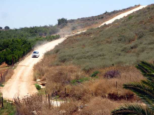 מבחן רכב מרצדס GLK 350. לא לפחד ממעט שטח - מערכת ההנעה זוללת אותו ואיכות הנסיעה מעולה. צריך להזהר על המרכב וצמיגי הכביש ובכל זאת GLK יביא אתכם לאן שצריך. צילום: רוני נאק