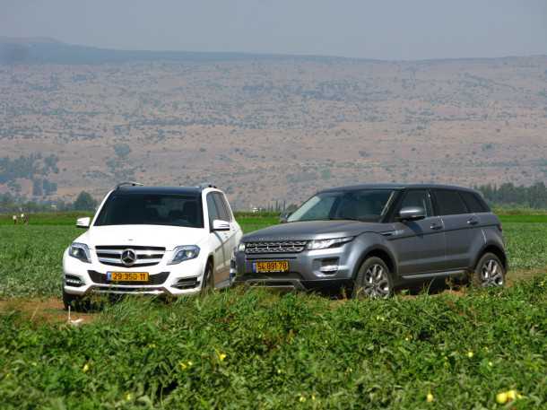 מבחן רכב מרצדס GLK 350 מול ריינג' רובר איווק. מנוע אטמוספרי חש חלש ביחד לטורבו של האיווק, אופי שונה בתכלית לשתי המנוכיות המצויינות האלה - המרצדס זולה יותר ב-100 אלף שקלים. צילום: רוני נאק