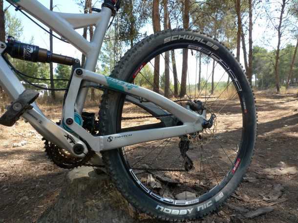 מבחן אופניים YETI SB95. מבנה הזרוע האחורית מוצק מאד וכל חיבוריו מאסיביים - הלחימה בפיתול של 29 אינץ' מגיעה לרף חדש של קשיחות - והתמורה על השביל מאד מורגשת לטובה. צילום: פז בר