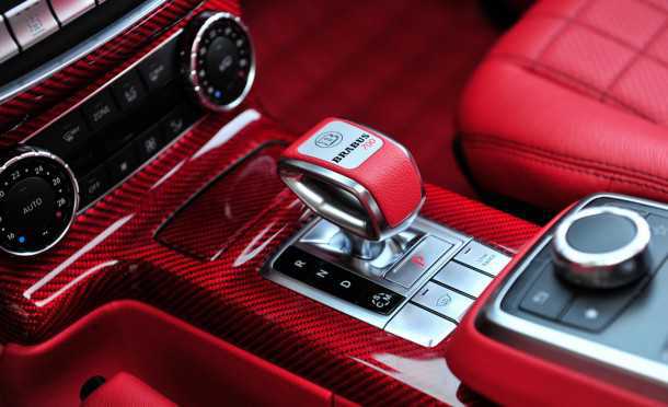 Brabus B63s-700. סביבת נהג מאופקת ומרגיעה? ריפודי מושבים אדומים, דיפונים אדומים, ואפילו רצפה אדומה וכן - גם קרבון אדום. צילום: BRABUS Brabus B63s-700. סביבת נהג מאופקת ומרגיעה? ריפודי מושבים אדומים, דיפונים אדומים, ואפילו רצפה אדומה וכן - גם קרבון אדום. צילום: BRABUS
