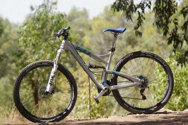 מבחן אופניים YETI SB95. גרסת 29 אינץ' של שלדת SWITCH מאירה עיניים ומעלה את הדופק. קיט RACE מאפשר קצב רכיבה מהיר מאד בסינגלים מסולעים. המחיר:22,000 שקלים. צילום: פז בר