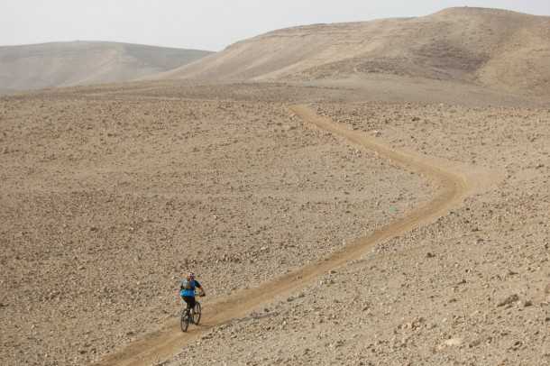 מכנסי רכיבה באגי BOLT. סבבה במדבר. צילום: פז בר