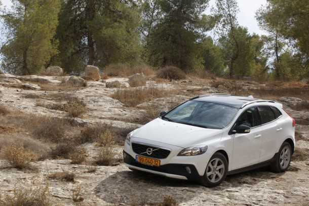 מבחן דרכים וולוו V40XC. תחסכו לה את הר חורשן. אין הנעה ואין זוויות מרכב מתאימות לדברים האלו. צילום: פז בר