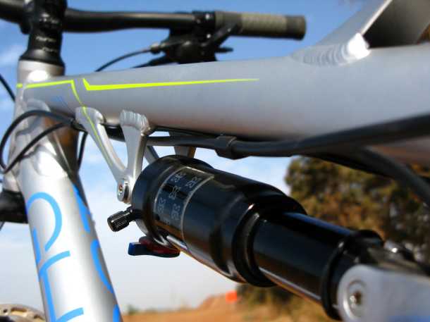 מבחן אופניים GHOST ASX4900. בולם אוויר אחורי עם חסך בשיכוך החזרה, ניתוב כבלים מצויין, ואיכות שלדה כוללת טובה מאד. צילום: רמי גלבוע