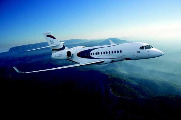 Dassault FALCON 5X. דור חדש ומלהיב של מטוס מנהלים בסגמנט הבינוני. עם מעטפת אירודינאמית מודרנית ומעניינת מאד המאפשרת שיוט מהיר אך גם מהירות גישה איטית לשדות תעופה משניים. צילום: Dassault