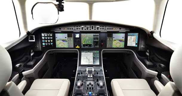 Dassault FALCON 5X. דור חדש ומלהיב של מטוס מנהלים בסגמנט הבינוני. עם מעטפת אירודינאמית מודרנית ומעניינת מאד המאפשרת שיוט מהיר אך גם מהירות גישה איטית לשדות תעופה משניים. צילום: Dassault