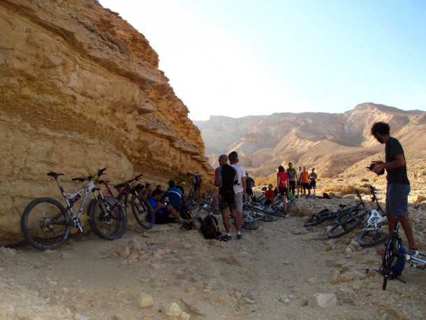 כל מסע אופניים מדברי מוצלח מתחיל בהכנות קפדניות. אל תוותרו על עצירה למנוחה, שתיית מים ומזון קל במהלך היום. קחו עמכם לפחות ליטר מים לכל שעת רכיבה מתוכננת. נסו שלא לרכב בשעות החמות. צילום: ערן אביבי