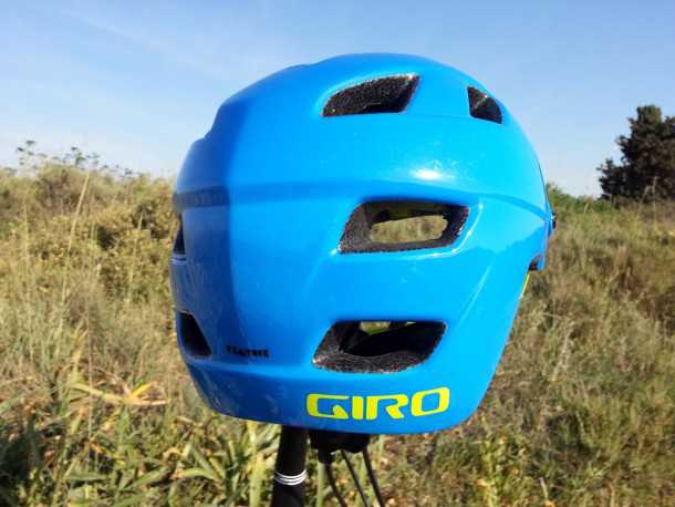 קסדת אופניים GIRO FEATURE. כיסוי מורחב לרוכב האנדורו המורעל. מדרגה לתמיכה ברצועת משקפי אבק ופני שטח המאפשרים הצמדה קלה של מצלמת אקסטרים. צילום: רוני נאק