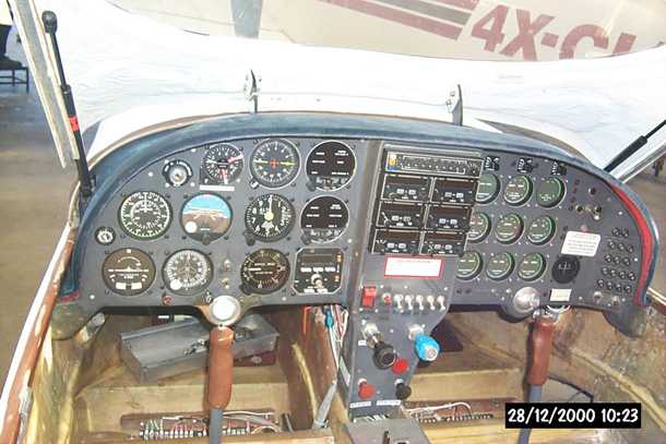 מטוס מבניה עצמית LANCAIR 360. קוקפיט עמוס וצפוף מאד. הסטיק הזה אלוהי במשוב ובתגובות שהוא מספק. הכי קרוב ללבוש כנפיים. צילום: בעלים