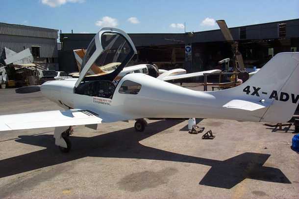 מטוס מבניה עצמית LANCAIR 360. לא לטייסים דלי שעות. המטוס מורכב עם כן נסע מתקפל, מדחף משתנה-פסיעה ומדפים. ראינו 190 קשר על השעון בישרה ואופקית. צילום: בעלים