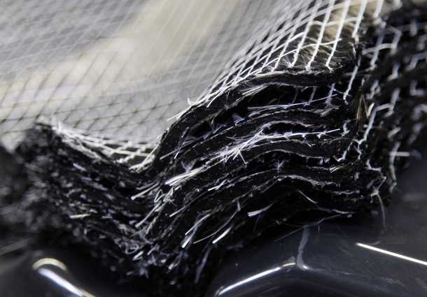סיבי פחמן - קרבון. אריגים של גדילי קרבון מוכנים לתבניות במפעל ב.מ.וו ומיועדים לסדרה החשמלית של היצרן. צילום: BMW