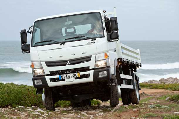 מיצובישי פוסו קאנטר. יש אופציות ל-4X4, ויש גם גרסה היברידית - ראשונה בישראל לחלוקה עירונית. צילום: יח"צ