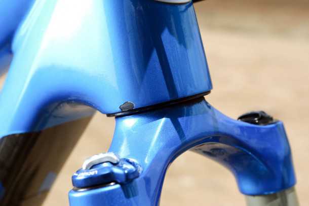 מבחן אופניים Niner RIP9RDO. פיצוחים. הצבע הכחול מדהים ומנצנץ בשמש אבל מזה זה הקילוף הזה!? צילום: תומר פדר