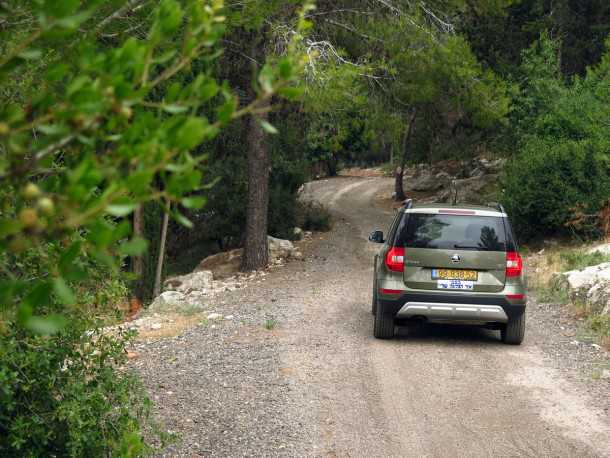 מבחן רכב סקודה YETI. לא פוחד משבילי יער מפולסים. מרווח גחון שימושי ובקרת משיכה יעילה יביאו אתכם לקמפינג. צילום: רוני נאק