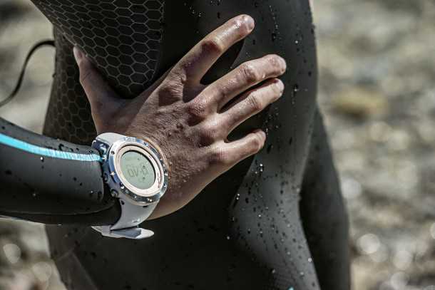 לנשים Suunto Ambit3 Sport Sapphire. איזה יופי! מכיל את כל הפיצ'רים של שעוני ה"בנים" אבל הרבה יותר יפה. צילום: SUUNTO