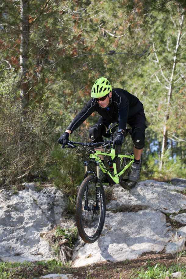 מבחן אופניים Trek Fuel EX 9.8 בהחלט אופני ההרים הטובים יותר שיש היום בשוק. המחיר לא קל 25,200 שקלים. מתלה אחורי נהדר פותח יחד עם קבוצת PENSKE ממירוצי פורמולה 1. צילום: תומר פדר