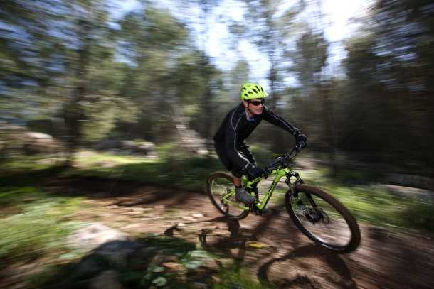 מבחן אופניים Trek Fuel EX 9.8 בהחלט אופני ההרים הטובים יותר שיש היום בשוק. המחיר לא קל 25,200 שקלים. הדרך לבירה עוברת דרך בן שמן. צילום: תומר פדר