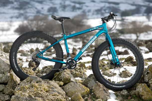 מבחן אופניים MONGOOSE ARGUS. צמיגים עם אופניים. חישוקי 26 אינץ' צמיגים ברוחב 4.0. מערכות SLX ובלמים TEKTRO. צילום: תומר פדר