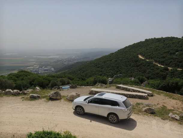 מסלול טיול עם מיצובישי אאוטלנדר לדרך נוף כרמל. במצפור טייסת העמק. צילום: רוני נאק