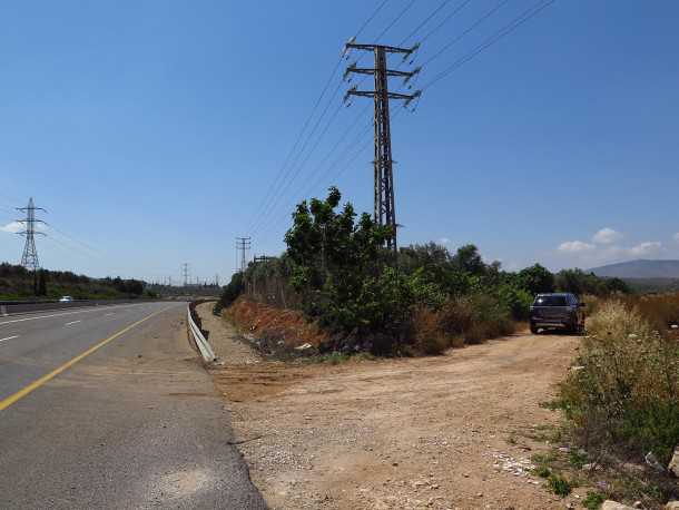 טיול שטח עם מיצובישי אאוטלנדר. תחילת המסלול - פתח במעקה הבטיחות על כביש 77 מערבה. צילום: רוני נאק