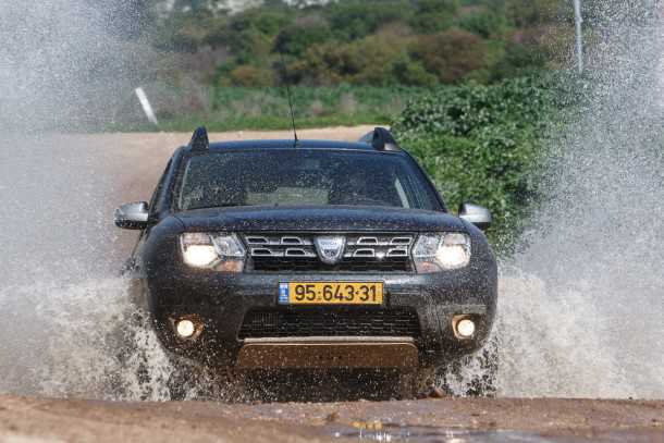 סובארו XV נגד דאצ'יה דאסטר מבחן משווה. דאצי'ה דאסטר לא פראייר ויש לו הרבה יכולת בזכות מתלים נהדרים וחלוקת הילוכים חכמה. צילום: נועם עופרן