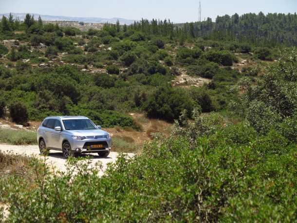 מיצובישי אאוטלנדר במסע רב ממדי בין זמנים, מעל ומתחת לקרקע בין בית גוברין לעמק האלה. צילום: רוני נאק