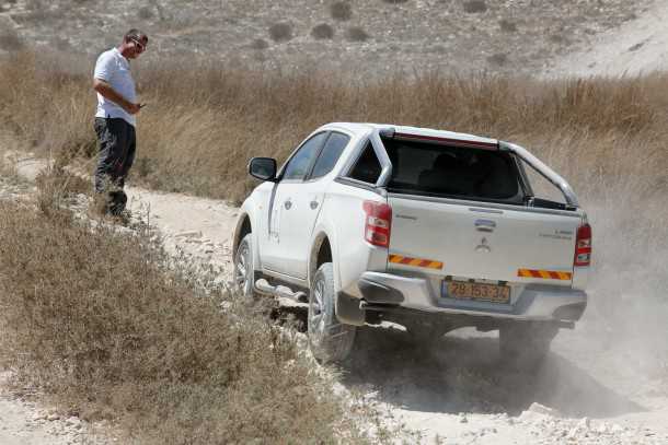 טנדר מיצובישי טריטון. יכולת שטח מצויינת בזכות מערכת הנעה מתקדמת, בקרת משיכה, ושתי נעילות דיפרנציאל מקוריות. צילום: רונן טופלברג