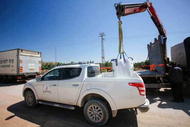 טנדר מיצובישי טריטון. ארגז המטען התארך ב-3.0 ס"מ. יודע גם לעבוד. כאן מועמס מטען חצץ של 600 ק"ג. צילום: רונן טופלברג