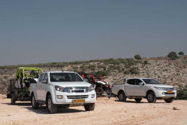 תיבת ההילוכים של איסוזו דימקס מורידה הילוכים כדי לסייע בשמירה על מהירות. מיצובישי טריטון חייב הורדת הילוכים ידנית. צילום: נועם עופרן