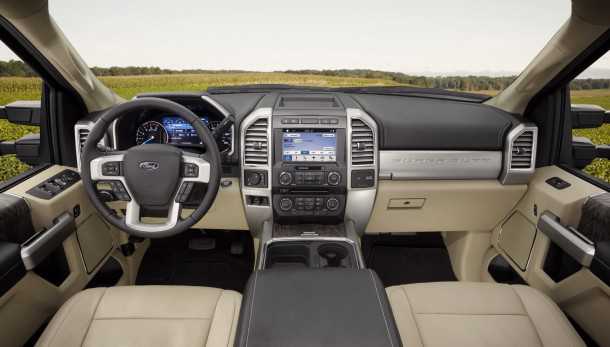 טנדר פורד F350 חדש. עם שלדה קשיחה, ומערך בקרה אלקטרוני שמקפיץ את הטנדר הזה שלב אבולוציוני משמעותי לפנים. צילום: פורד
