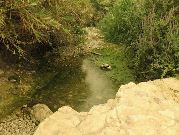 למעיינות ברמות מנשה עם מיצובישי טריטון. עין עמיקם צילום: רוני נאק