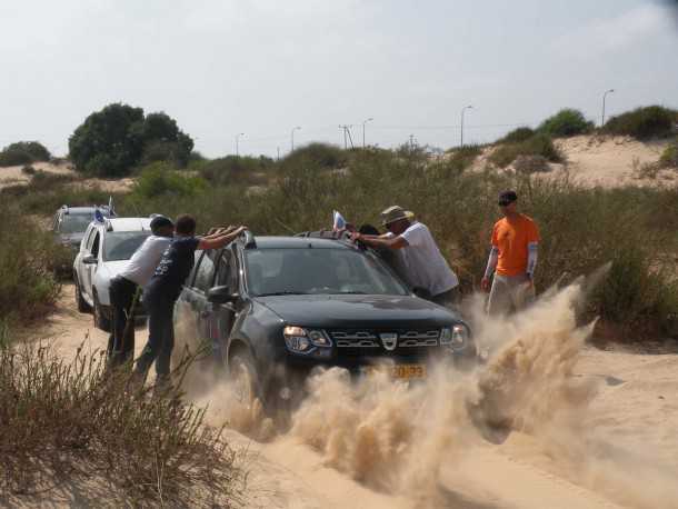 נהיגת שטח עם דאצ'יה דאסטר. נועה עפרוני הצטרפה ליום ההדרכה הראשון בשטח. מתעצלים להוריד את האוויר מהצמיגים? תתחילו לחפור! צילום: ניר בן זקן