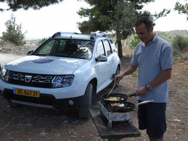 מבשלים בשטח עם דאצ'יה דאסטר בחניון חזי. צילום: רוני נאק