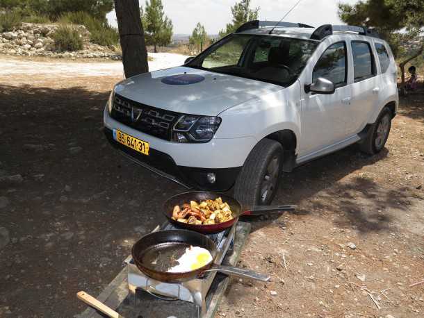 מבשלים בשטח עם דאצ'יה דאסטר בחניון חזי. צילום: רוני נאק